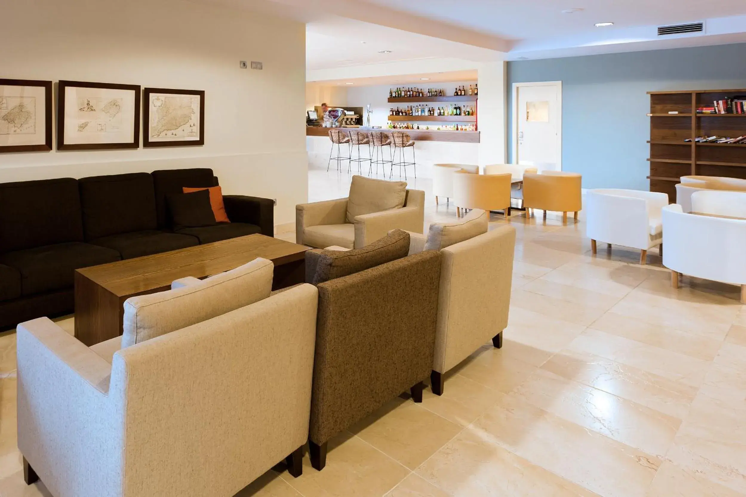 Lounge or bar in Minura Cala Galdana & Apartamentos d'Aljandar Lounge or bar in Minura Cala Galdana & Apartamentos d'Aljandar