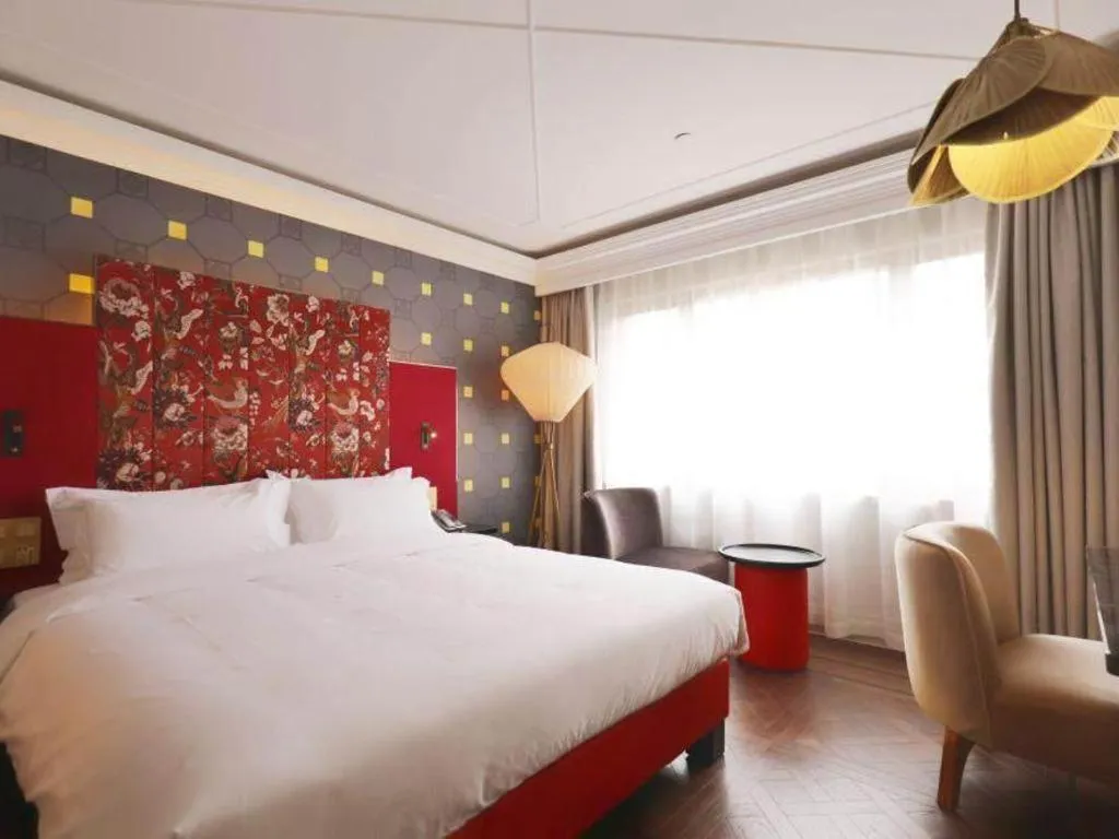 Bed in Jinjiang Metropolo Shanghai Xujiahui Nanhuating Hotel