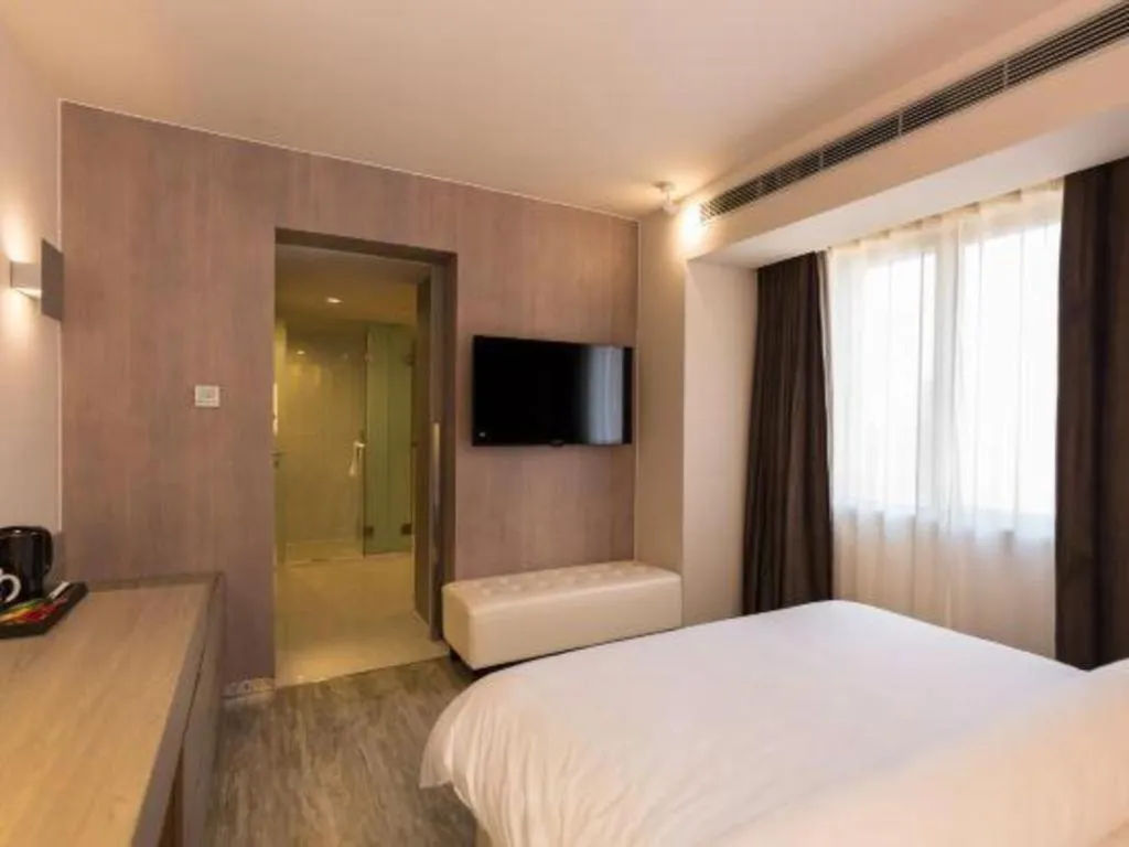 Bed in Jinjiang Metropolo Shanghai Xujiahui Nanhuating Hotel