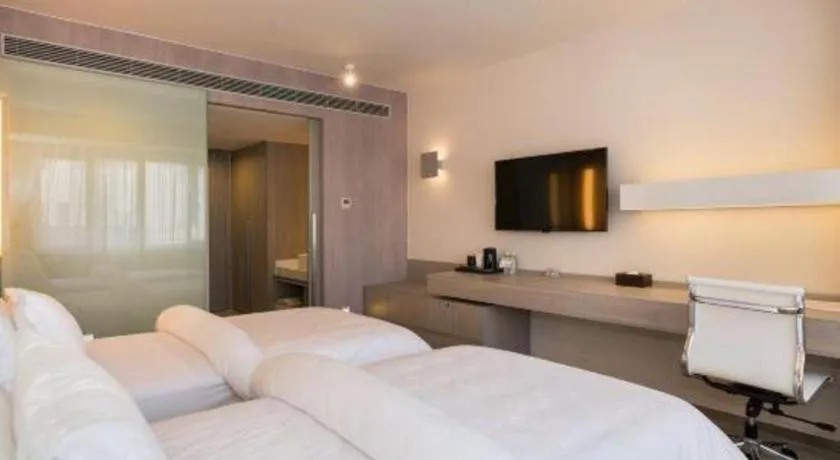 Bed in Jinjiang Metropolo Shanghai Xujiahui Nanhuating Hotel