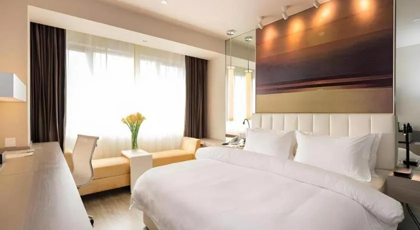 Bed in Jinjiang Metropolo Shanghai Xujiahui Nanhuating Hotel