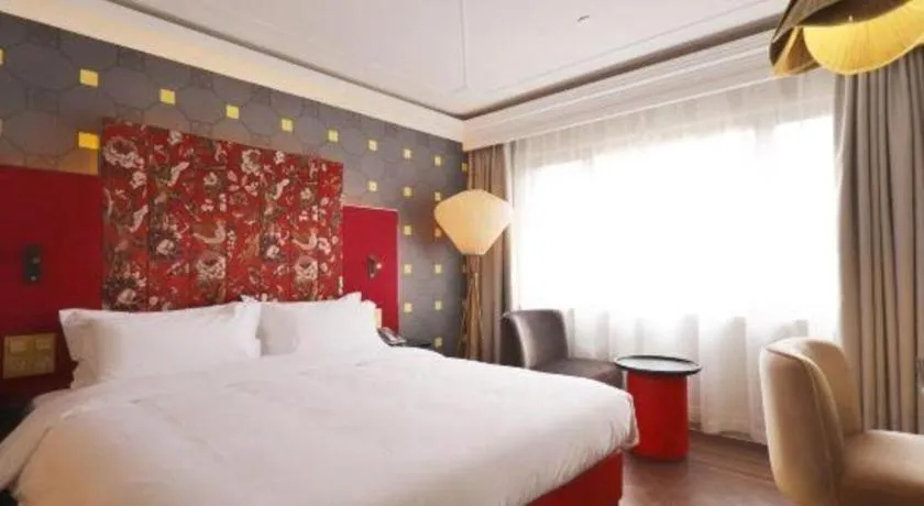 Bed in Jinjiang Metropolo Shanghai Xujiahui Nanhuating Hotel