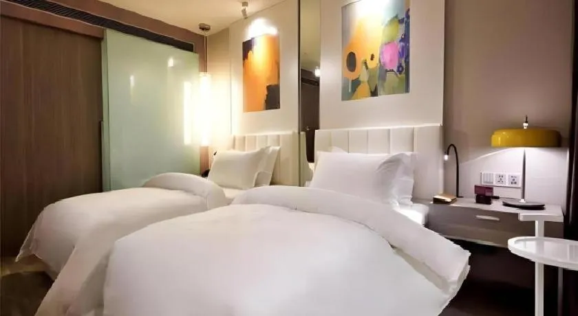 Bed in Jinjiang Metropolo Shanghai Xujiahui Nanhuating Hotel