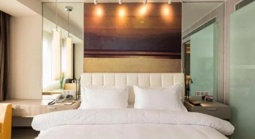 Bed in Jinjiang Metropolo Shanghai Xujiahui Nanhuating Hotel