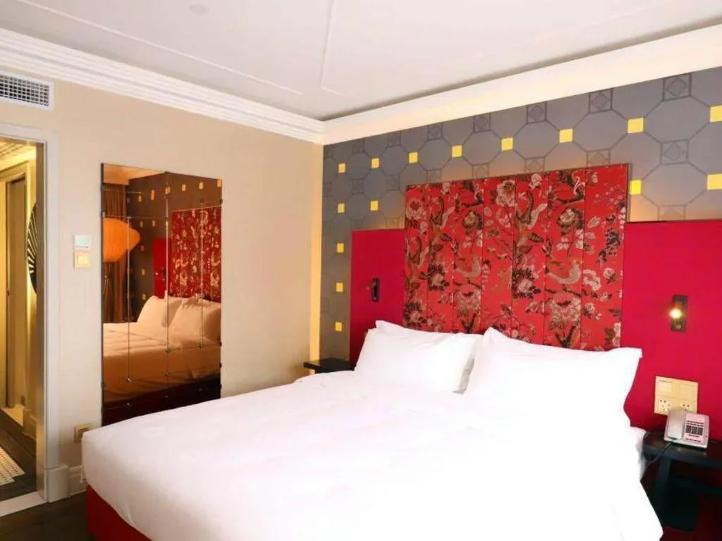 Bed in Jinjiang Metropolo Shanghai Xujiahui Nanhuating Hotel