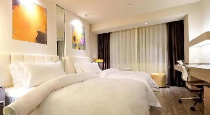 Bed in Jinjiang Metropolo Shanghai Xujiahui Nanhuating Hotel