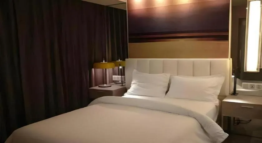 Bed in Jinjiang Metropolo Shanghai Xujiahui Nanhuating Hotel