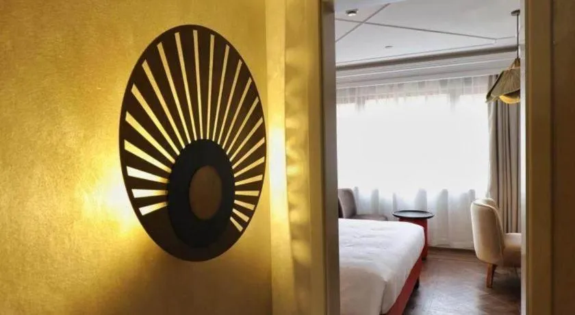 Bed in Jinjiang Metropolo Shanghai Xujiahui Nanhuating Hotel