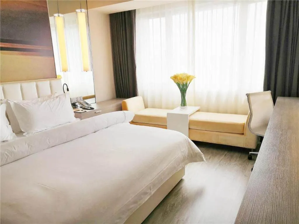 Bed in Jinjiang Metropolo Shanghai Xujiahui Nanhuating Hotel