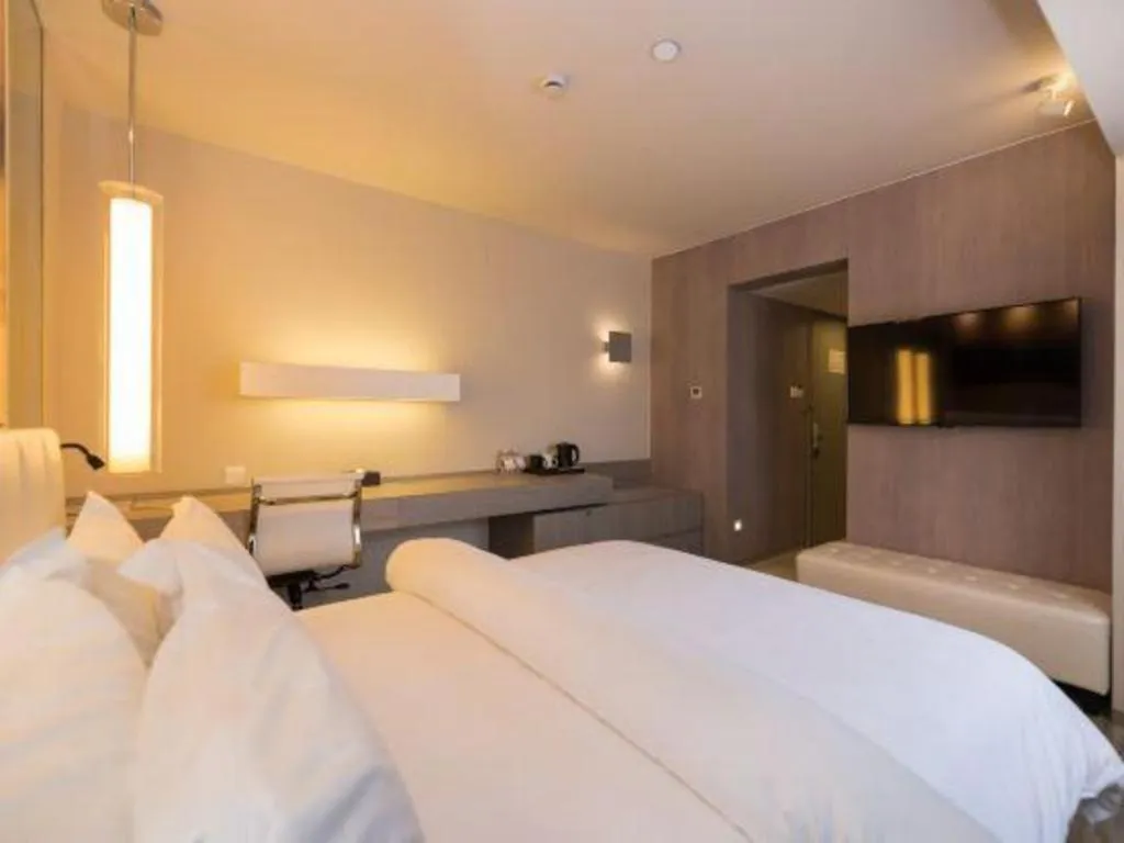 Bed in Jinjiang Metropolo Shanghai Xujiahui Nanhuating Hotel