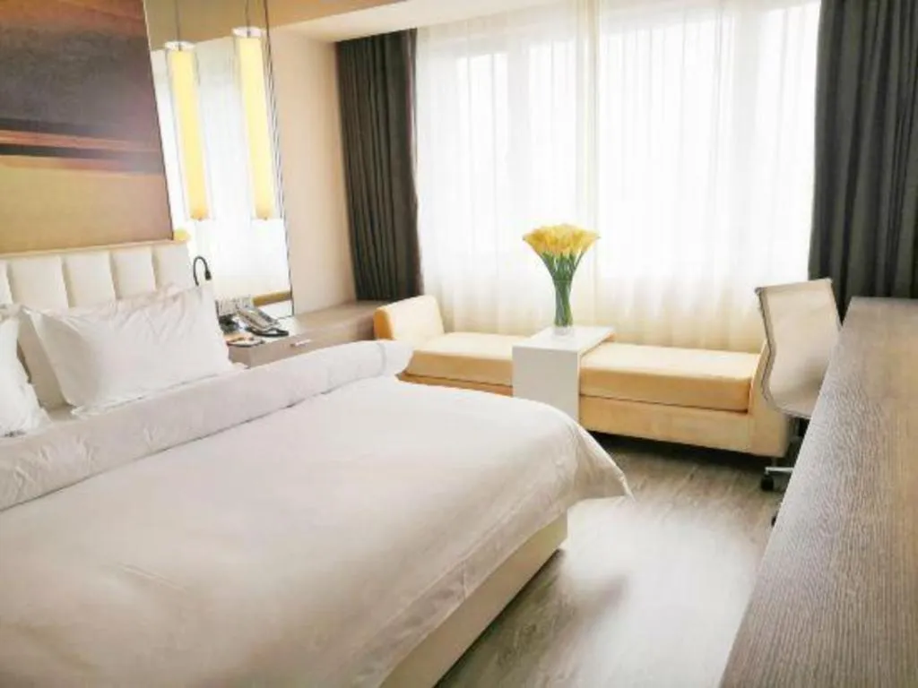 Bed in Jinjiang Metropolo Shanghai Xujiahui Nanhuating Hotel