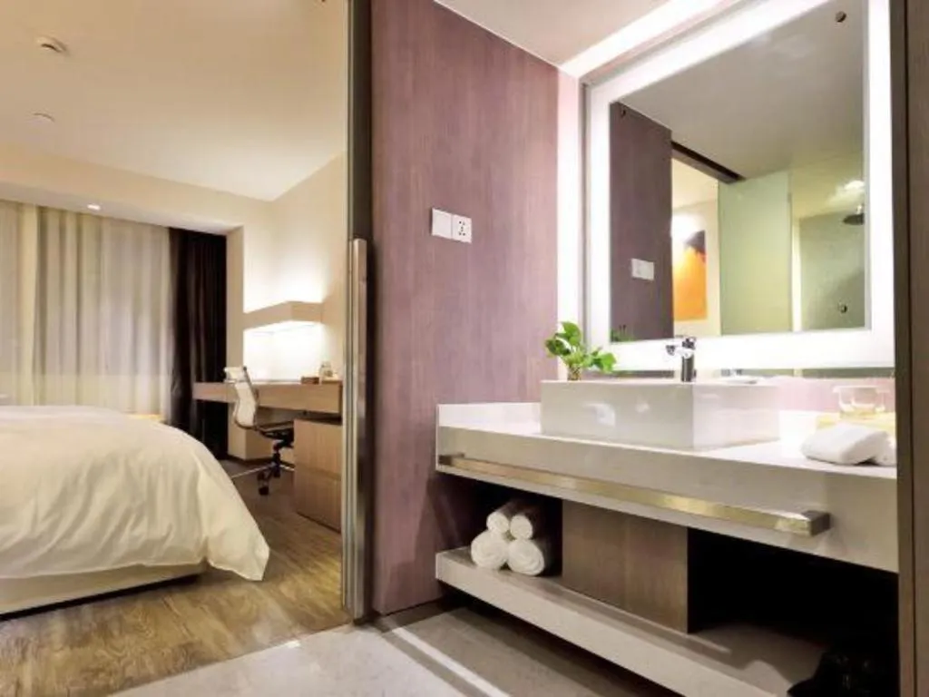 Bed in Jinjiang Metropolo Shanghai Xujiahui Nanhuating Hotel