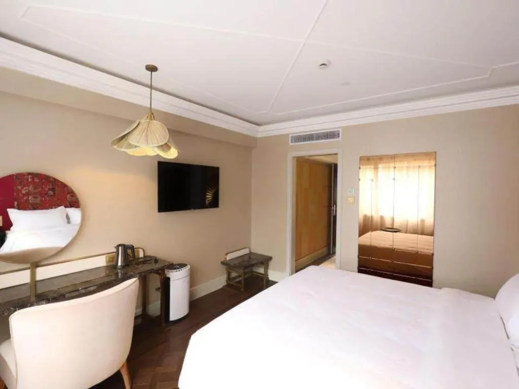 Bed in Jinjiang Metropolo Shanghai Xujiahui Nanhuating Hotel