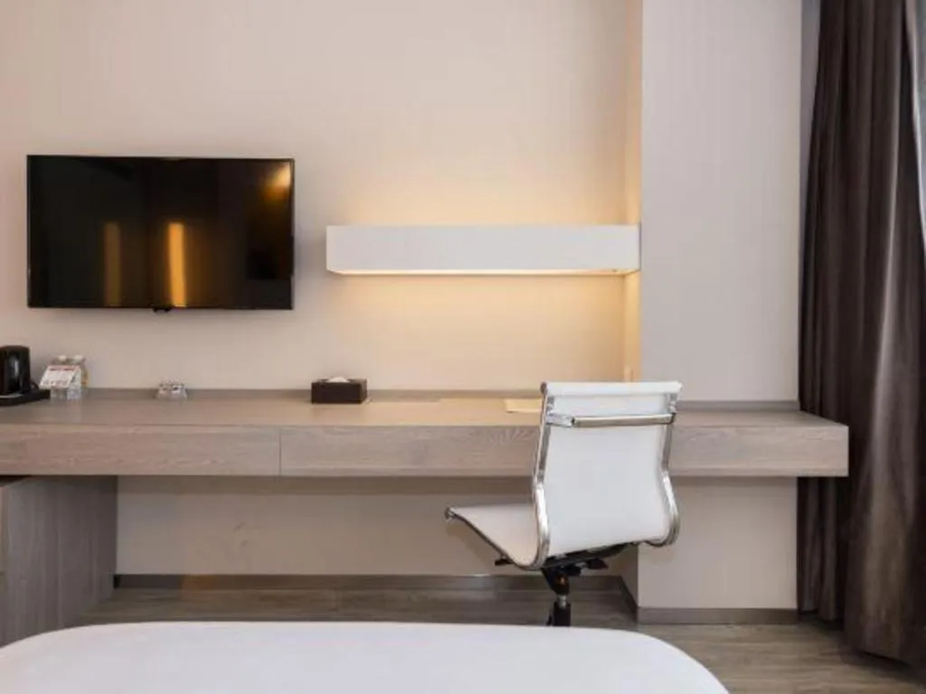 Bed in Jinjiang Metropolo Shanghai Xujiahui Nanhuating Hotel