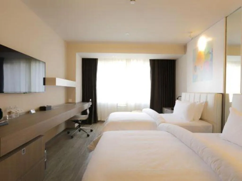 Bed in Jinjiang Metropolo Shanghai Xujiahui Nanhuating Hotel