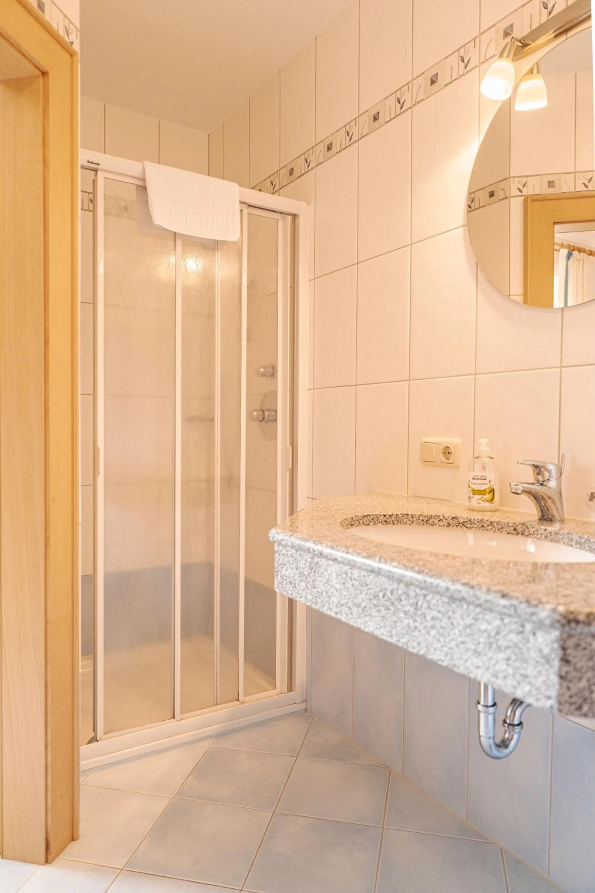 Shower in Pension Schlossberg