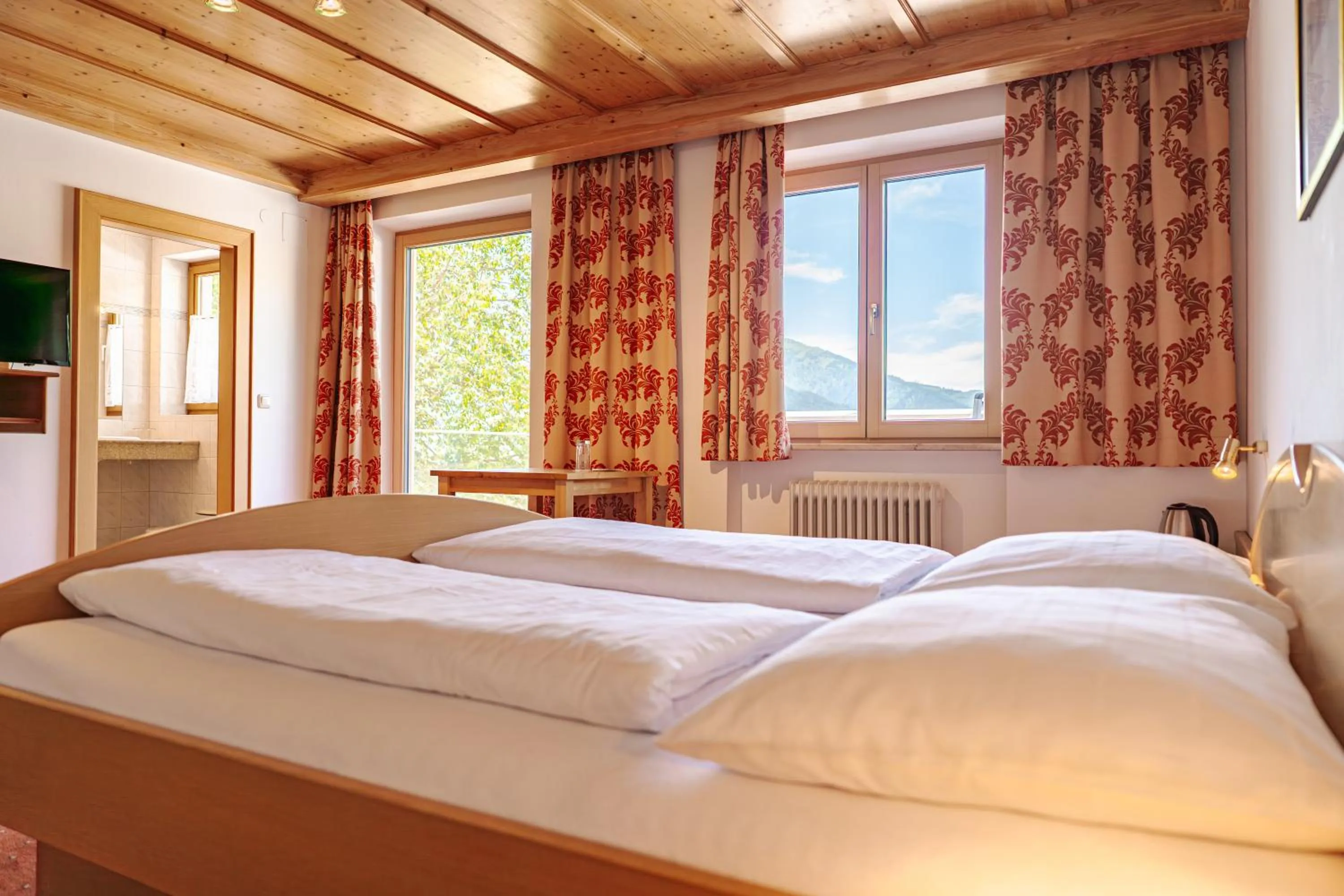 Photo of the whole room, Bed in Pension Schlossberg