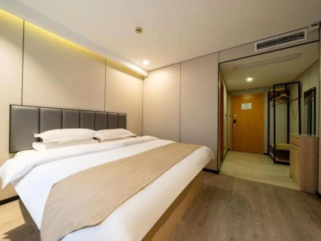 Bed in GreenTree Inn Shanghai Railway Station Macao Road