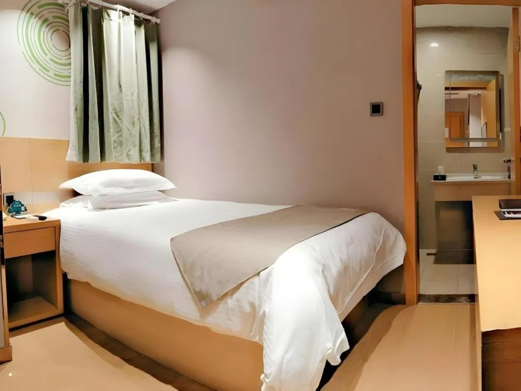 Bed in GreenTree Inn Shanghai Railway Station Macao Road