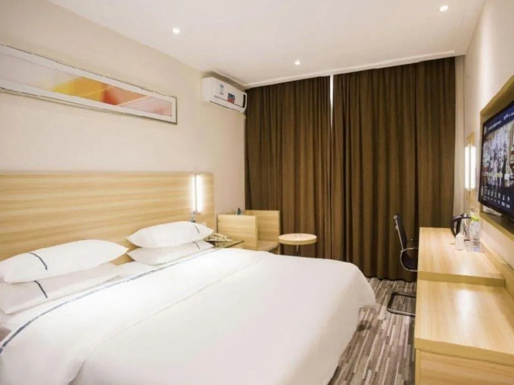 Bed in City Comfort Inn Zhanjiang Shimao Building Chikan Old Street