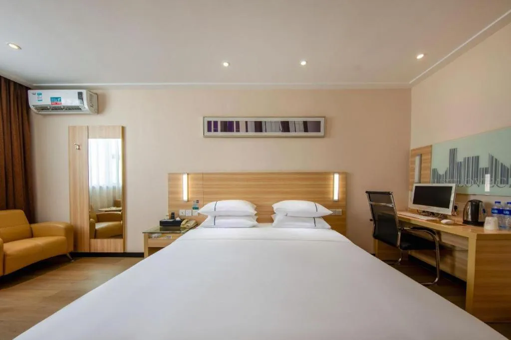 Bed in City Comfort Inn Zhanjiang Shimao Building Chikan Old Street