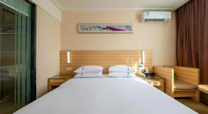 Bed in City Comfort Inn Zhanjiang Shimao Building Chikan Old Street