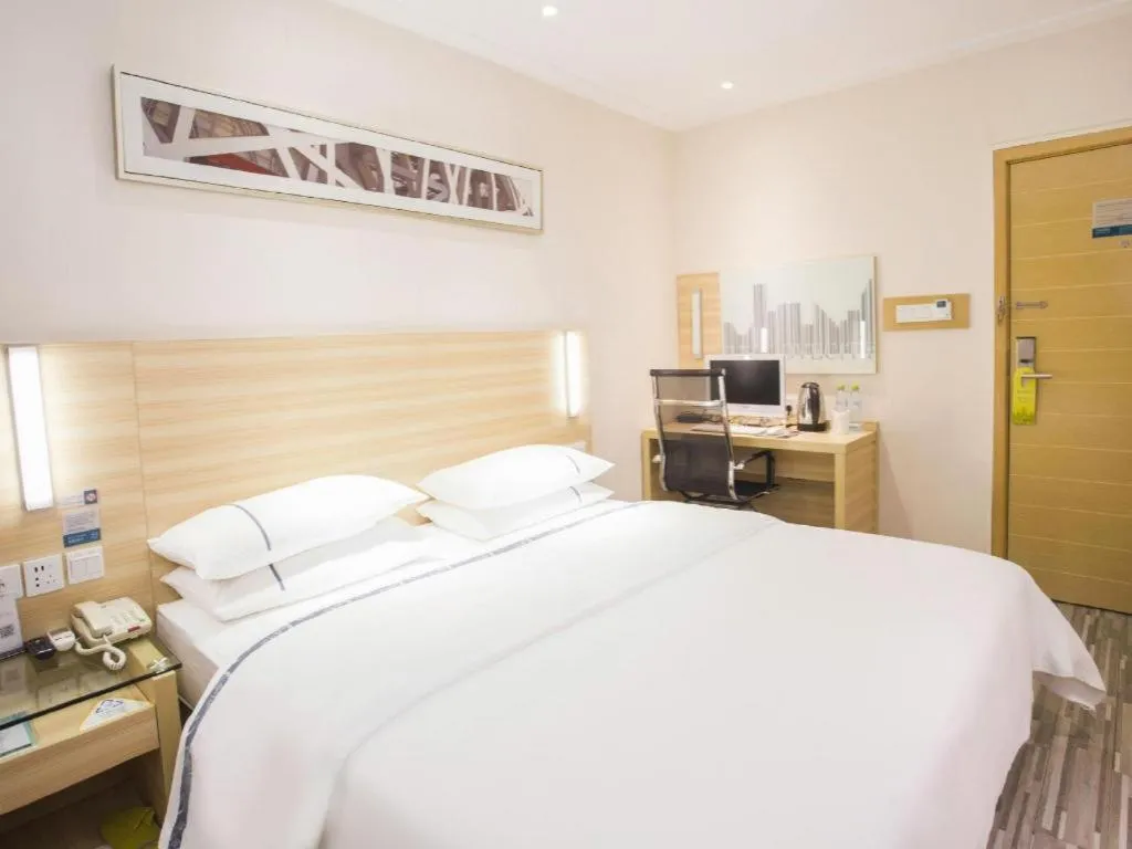 Bed in City Comfort Inn Zhanjiang Shimao Building Chikan Old Street