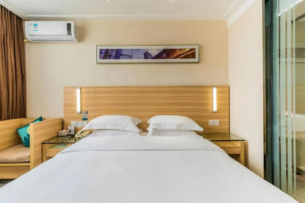 Bed in City Comfort Inn Zhanjiang Shimao Building Chikan Old Street