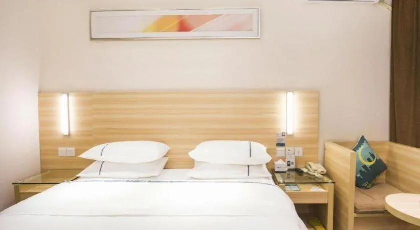 Bed in City Comfort Inn Zhanjiang Shimao Building Chikan Old Street