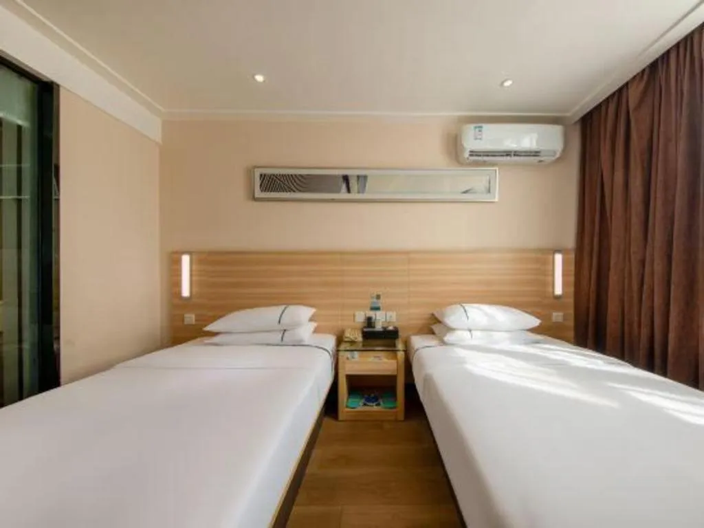 Bed in City Comfort Inn Zhanjiang Shimao Building Chikan Old Street