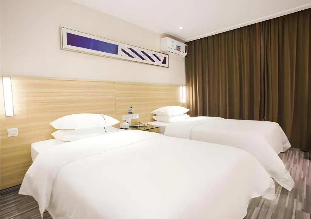 Bed in City Comfort Inn Zhanjiang Shimao Building Chikan Old Street