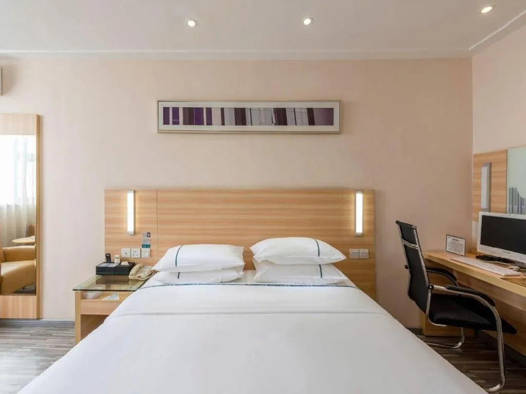 Bed in City Comfort Inn Zhanjiang Shimao Building Chikan Old Street