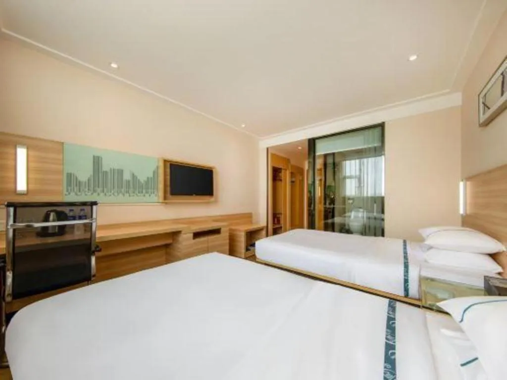 Bed in City Comfort Inn Zhanjiang Shimao Building Chikan Old Street