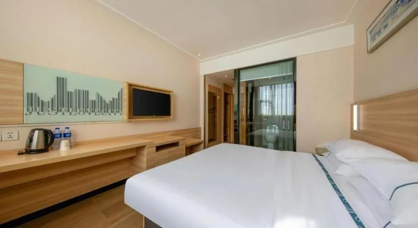 Bed in City Comfort Inn Zhanjiang Shimao Building Chikan Old Street