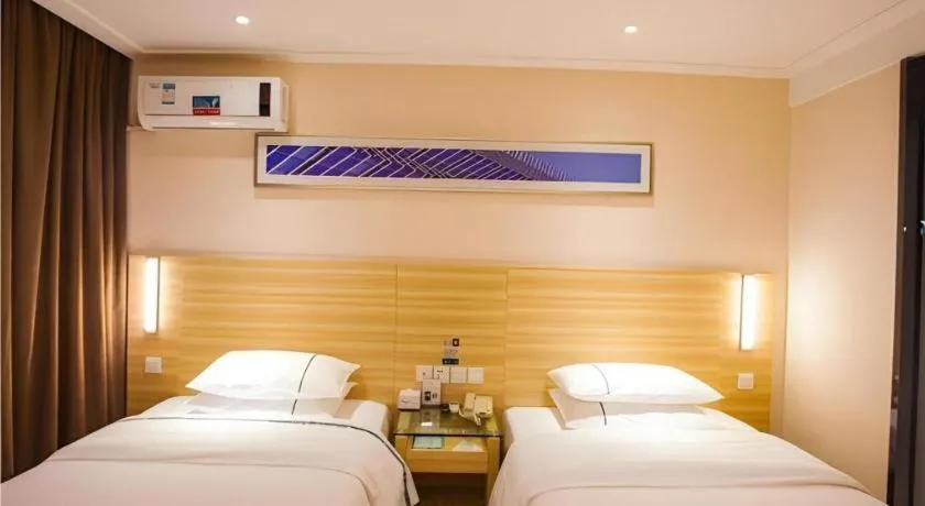 Bed in City Comfort Inn Zhanjiang Shimao Building Chikan Old Street