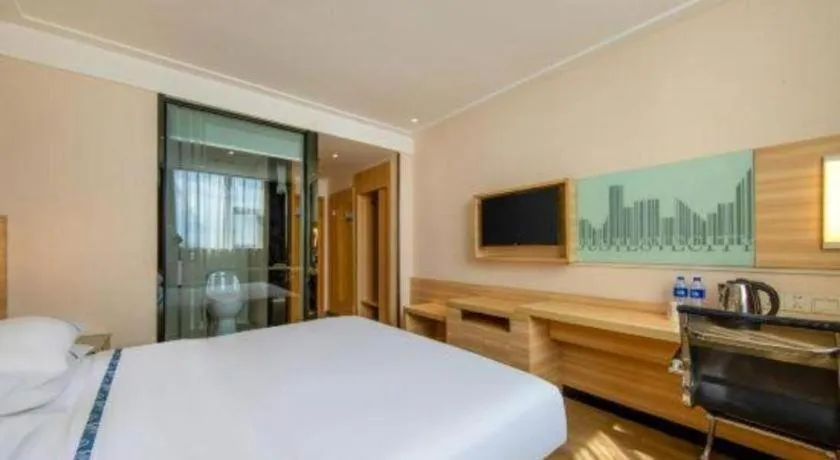 Bed in City Comfort Inn Zhanjiang Shimao Building Chikan Old Street