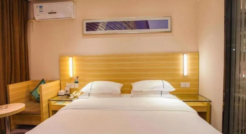 Bed in City Comfort Inn Zhanjiang Shimao Building Chikan Old Street