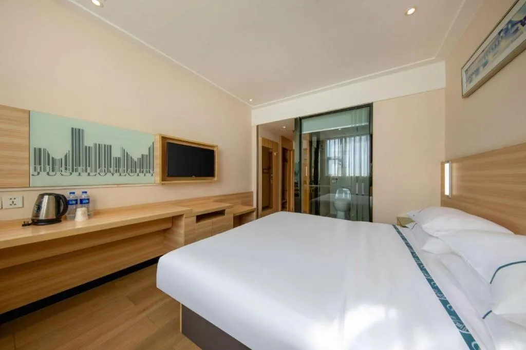 Bed in City Comfort Inn Zhanjiang Shimao Building Chikan Old Street