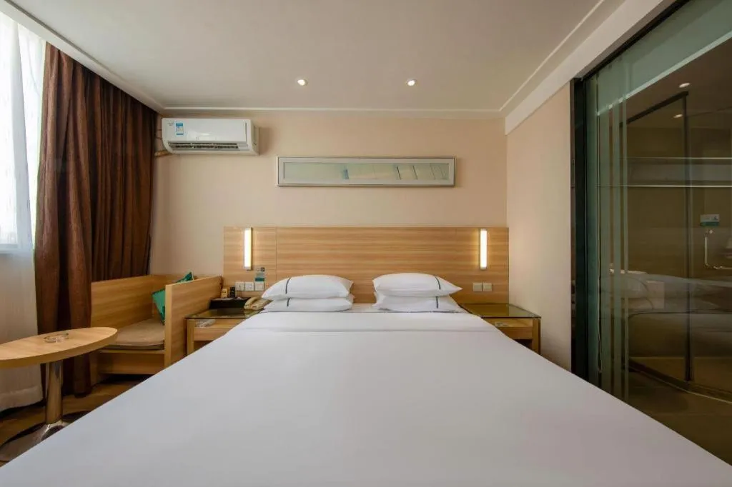 Bed in City Comfort Inn Zhanjiang Shimao Building Chikan Old Street