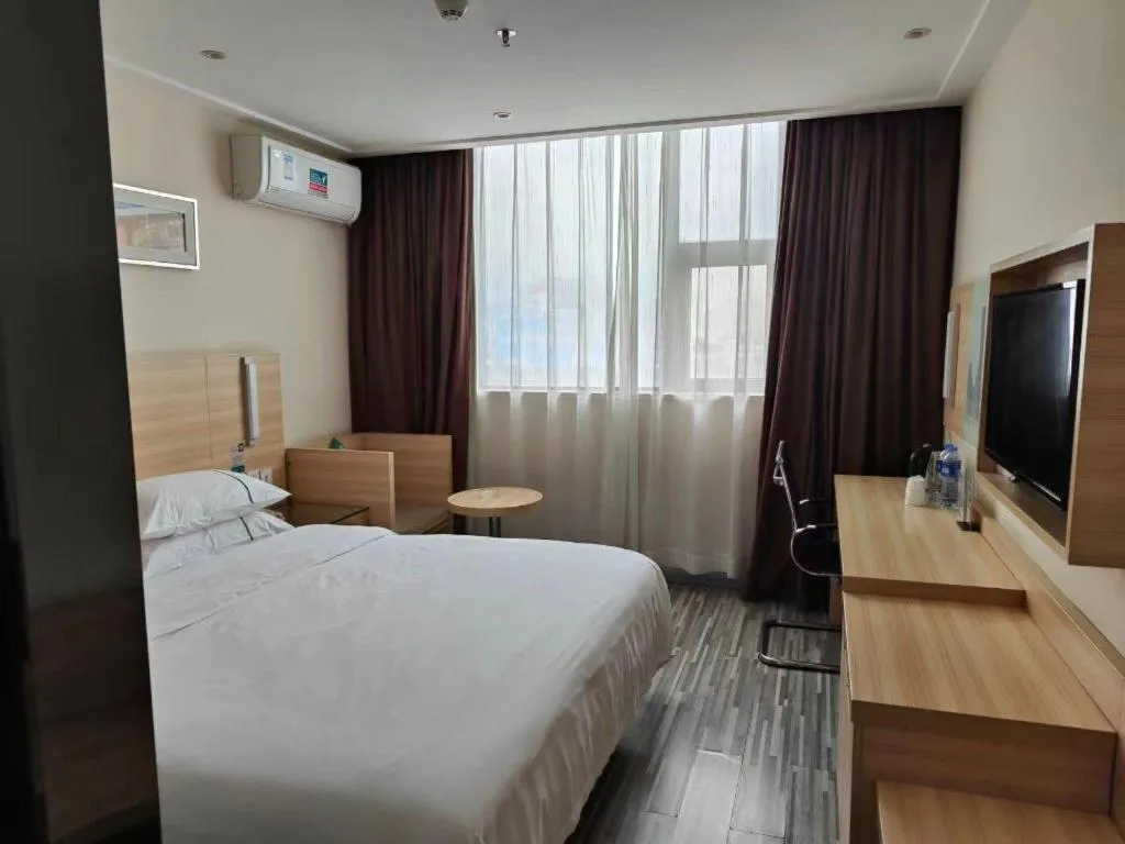 Bed in City Comfort Inn Zhanjiang Shimao Building Chikan Old Street