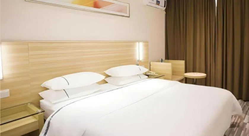 Bed in City Comfort Inn Zhanjiang Shimao Building Chikan Old Street