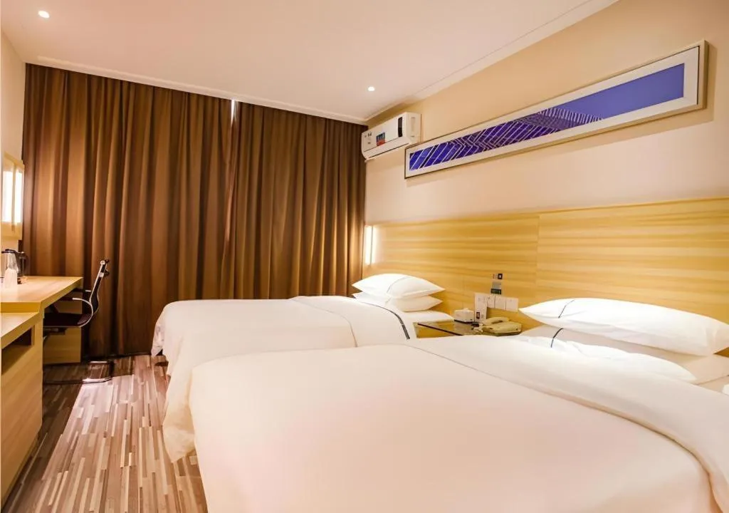 Bed in City Comfort Inn Zhanjiang Shimao Building Chikan Old Street