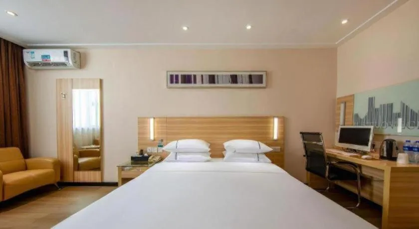 Bed in City Comfort Inn Zhanjiang Shimao Building Chikan Old Street