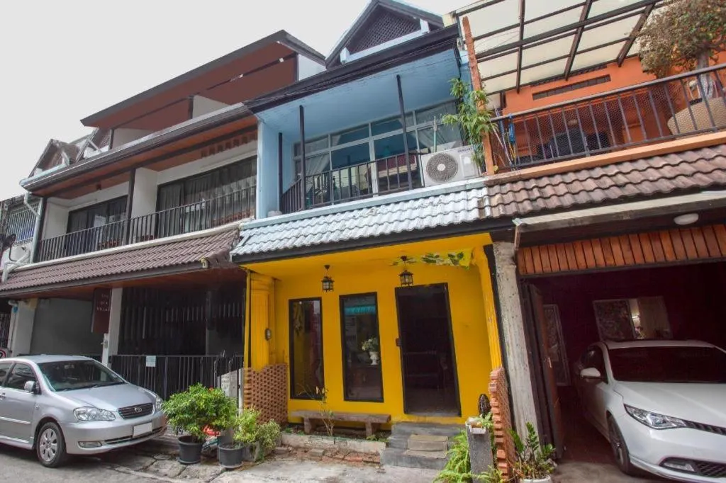 OYO 75303 V Home Guesthouse Sunday Night Market