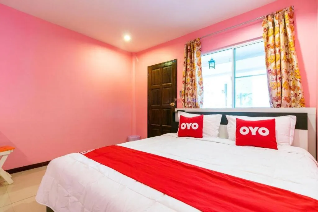 Bed in OYO 981 Fluke and Flame Cha Am