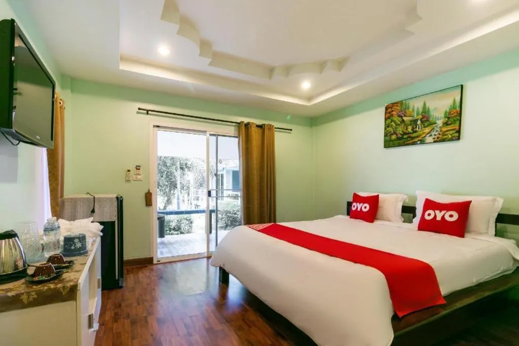 Bed in OYO 981 Fluke and Flame Cha Am