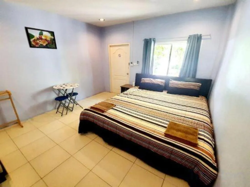 Bed in OYO 981 Fluke and Flame Cha Am