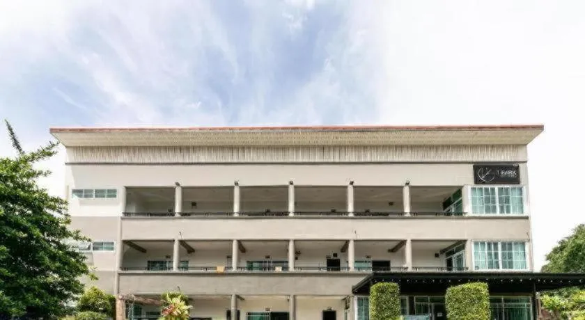 OYO 75305 T Park Pak Chong