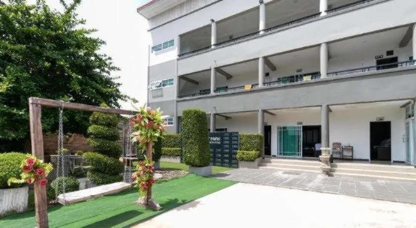 OYO 75305 T Park Pak Chong