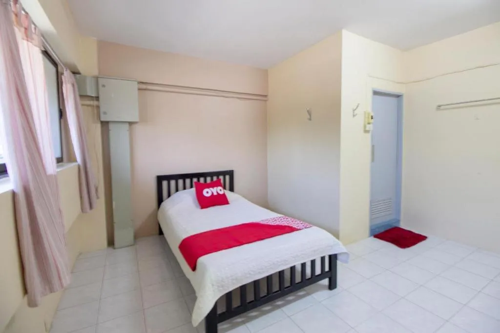Bed in OYO 75372 Flight hut hotel